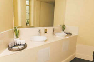 bathroom area with mirrors and sinks